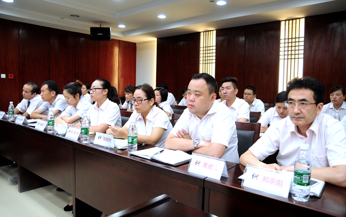 參會代表認真聽取會議精神