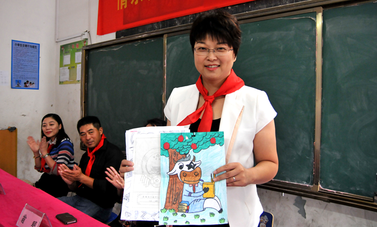 學(xué)生代表向?qū)O艷副書(shū)記贈(zèng)送了自己精心描繪的圖畫(huà)