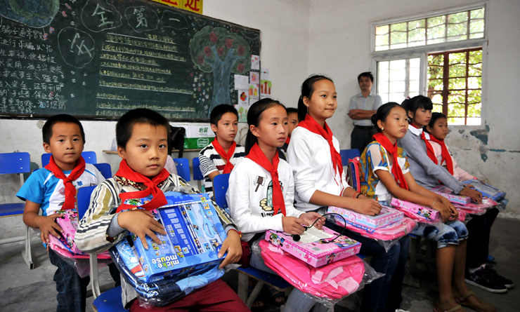 學(xué)生領(lǐng)取書(shū)包等學(xué)習(xí)用品