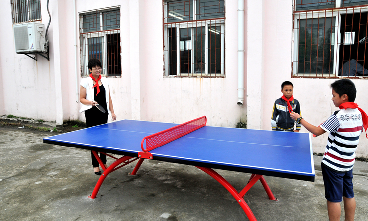孫艷副書(shū)記與學(xué)生進(jìn)行了乒乓球互動(dòng)