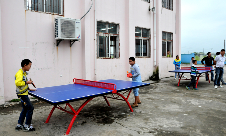 嶄新的乒乓球臺(tái)前小朋友正玩的十分開(kāi)心