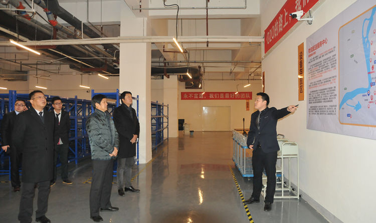 調研團一行實地察看城市配送服務中心星隆站
