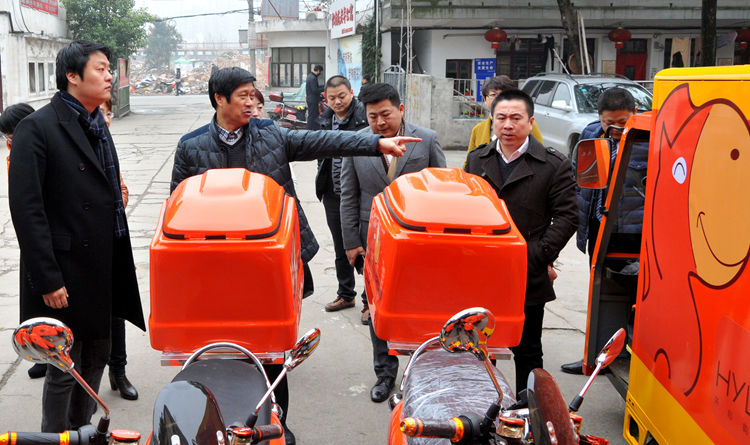 考察團了解配送車輛情況