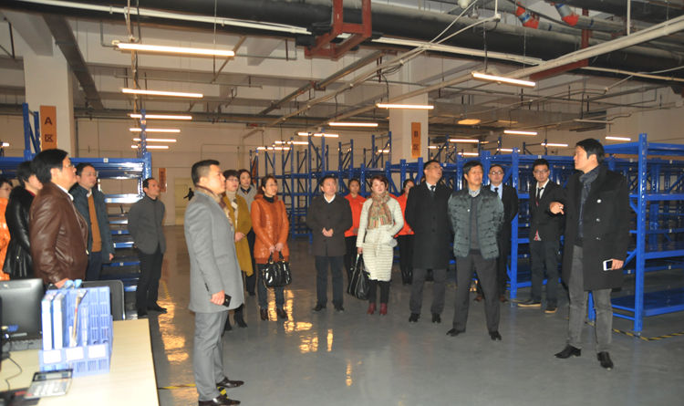 調研團隊一行在城市配送中心星隆站考察設備情況