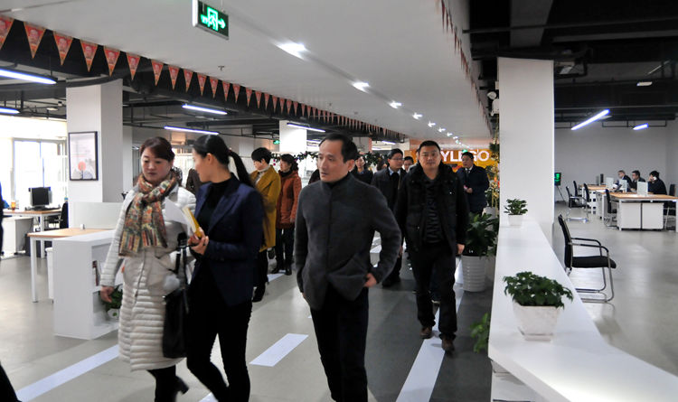 調研團隊一行參觀華億樂購現代化辦公室