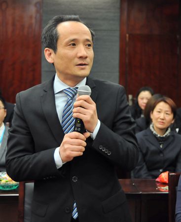 華億城市生活廣場公司總經理陳朝暉向大家拜年