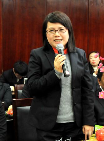 華億國際副總經理、旗艦店店總王萍向大家拜年