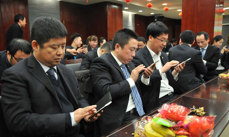 參會人員專注搶紅包