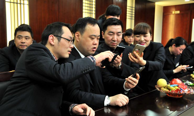 團拜會現場搶紅包