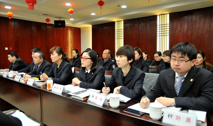 參會代表認(rèn)真聽取會議精神