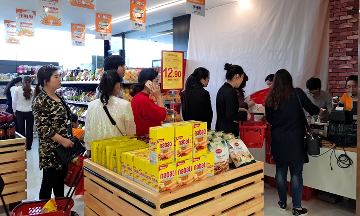 消費(fèi)者排隊(duì)付款