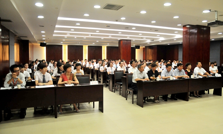 200余名黨員和員工代表參加讀書報告會