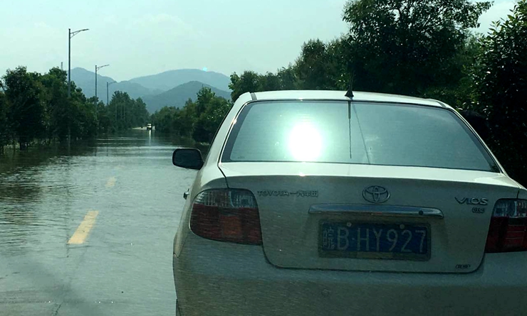 運送救災物資車隊遇到積水路段