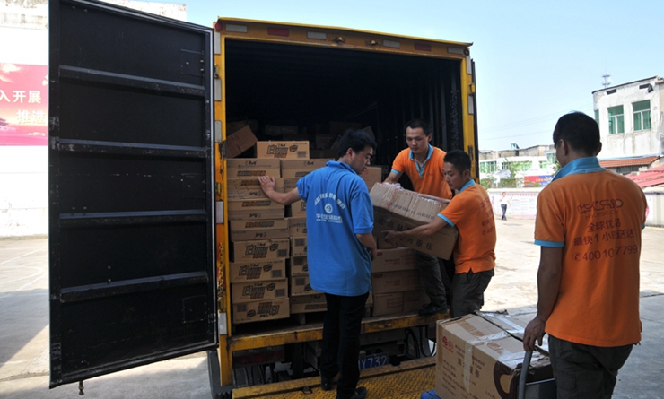 華億員工將救災物資卸車