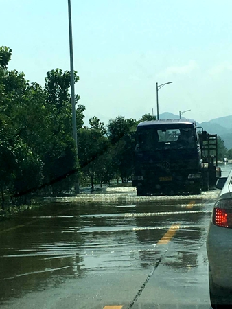 運送救災物資車隊遇到積水路段