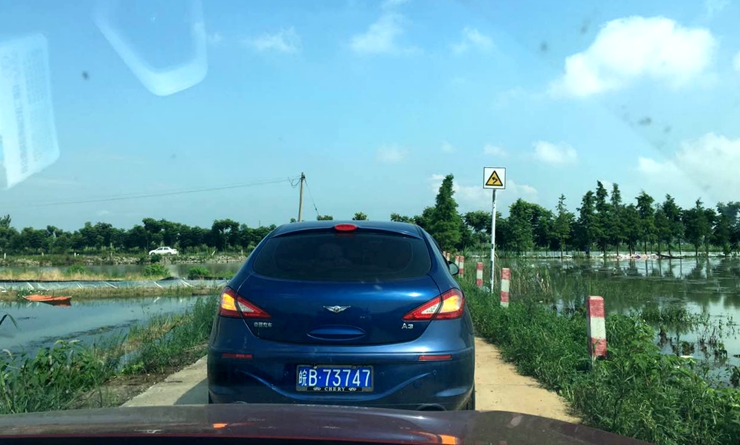 圩堤上狹窄的道路