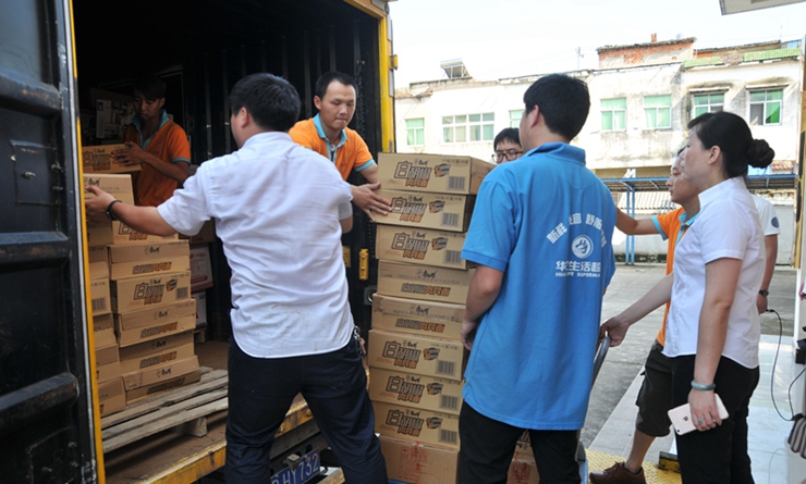 平鋪鎮工作人員和華億員工共同搬運救災物資