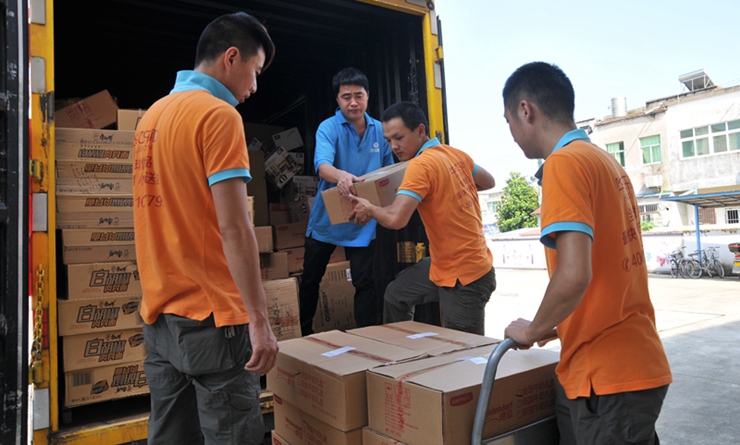 華億員工將救災物資卸車