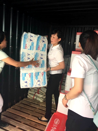 華億員工搬運救災物資