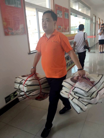 華億員工搬運救災物資