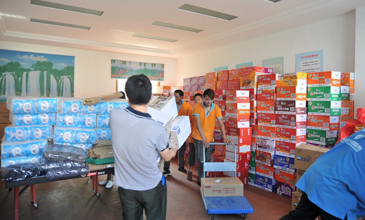 救災物資裝入庫房