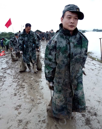 徐勇運(yùn)送沙袋