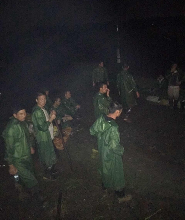 黃黑妹和救援團(tuán)隊(duì)深夜冒雨救災(zāi)