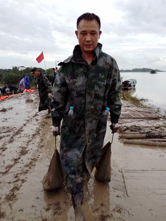 朱萬龍運(yùn)送沙袋