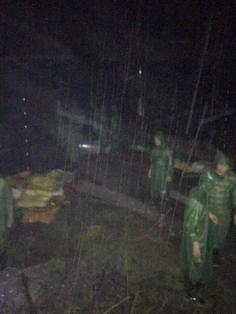 黃黑妹和救援團(tuán)隊(duì)深夜冒雨救災(zāi)