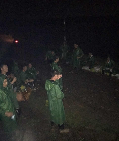 黃黑妹和救援團(tuán)隊(duì)深夜冒雨救災(zāi)