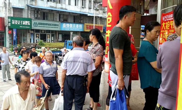 消費者排隊進入華億生活超市搶購商品