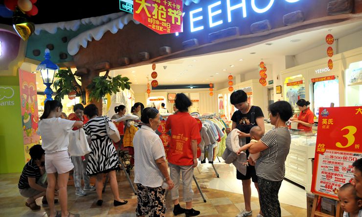 小馬王國童裝專柜人氣火爆