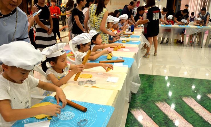 華億國際星隆店大搶節期間開展兒童DIY活動