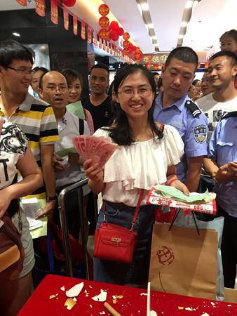 顧客參加砸金蛋活動喜中千元現金大獎