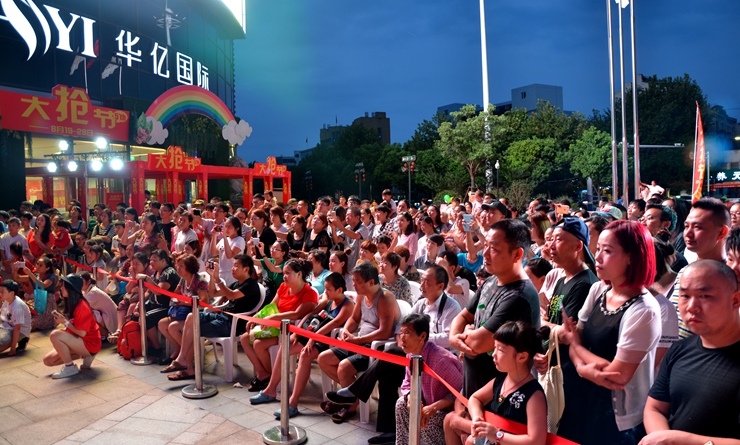 華億國際星隆店大搶節(jié)期間外場活動人氣火爆