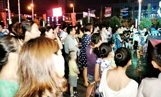 繁昌華億廣場人頭攢動