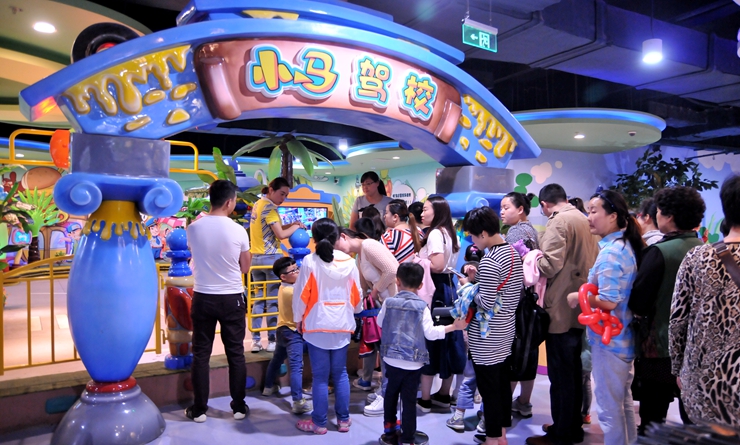 華億小馬王國游樂區(qū)消費(fèi)者排隊(duì)游玩