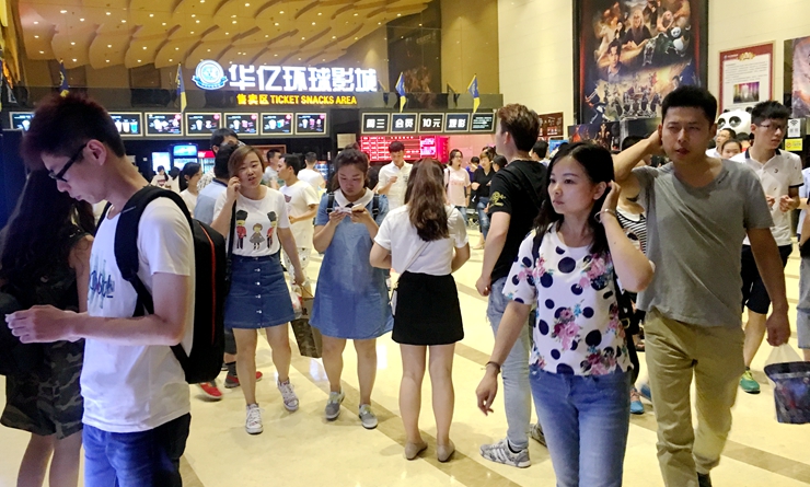 華億環(huán)球影城售票廳人氣火爆