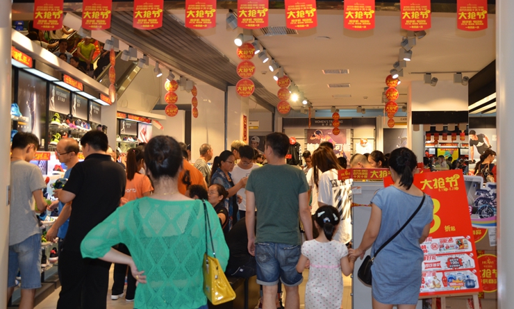 運(yùn)動專柜人氣火爆