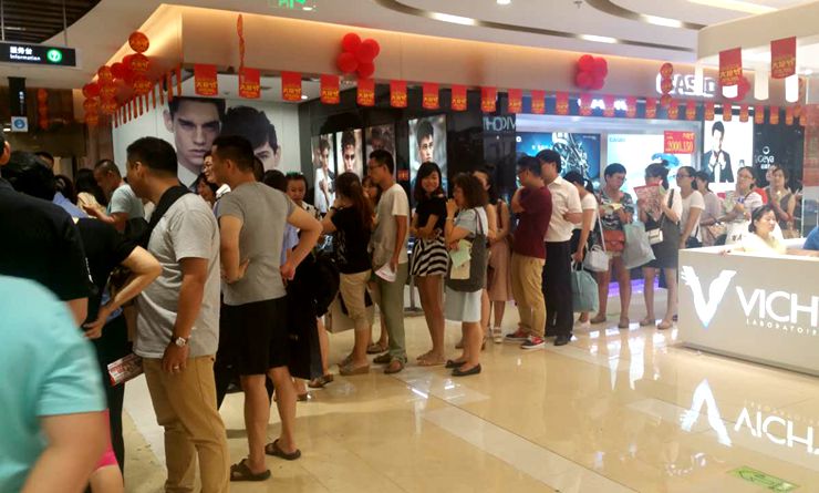 消費(fèi)者排隊(duì)領(lǐng)取獎品