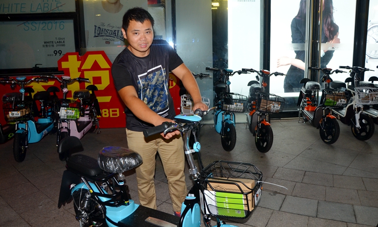 顧客開心領(lǐng)取電動車大獎