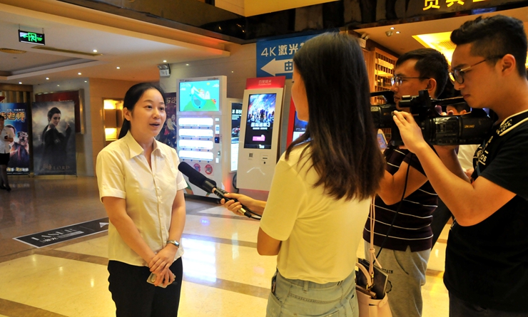 4華億環球影城步行街店負責人接受媒體采訪