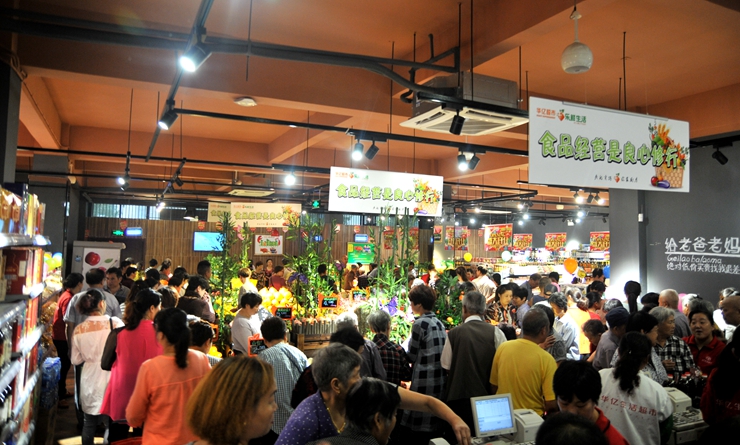 超市擠滿消費者