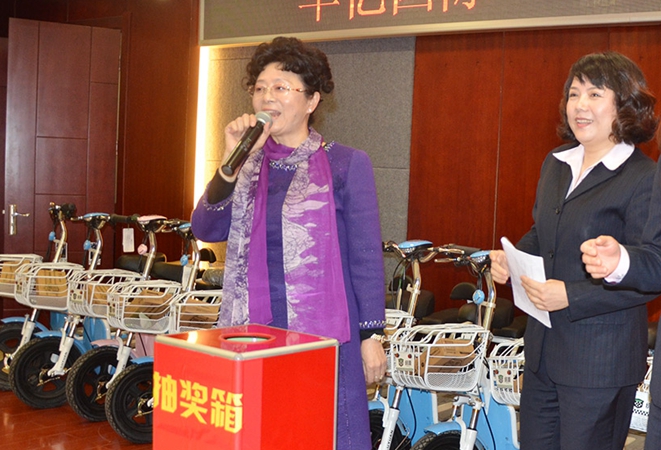 華億國際副總經理章國琴抽取幸運獲獎員工名單