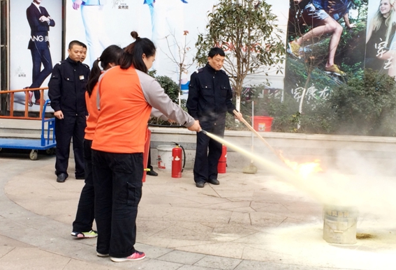 員工操作滅火器滅火