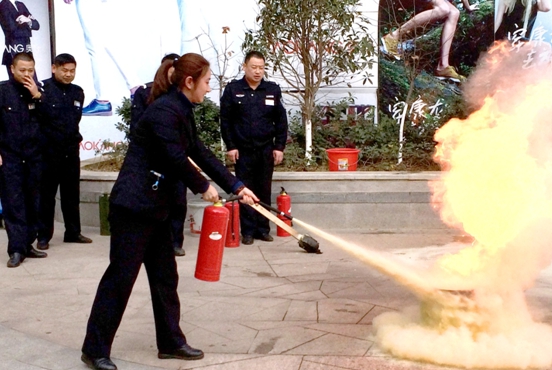 員工操作滅火器滅火