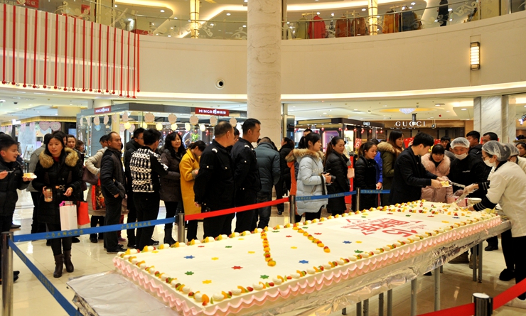 消費者排隊領取蛋糕