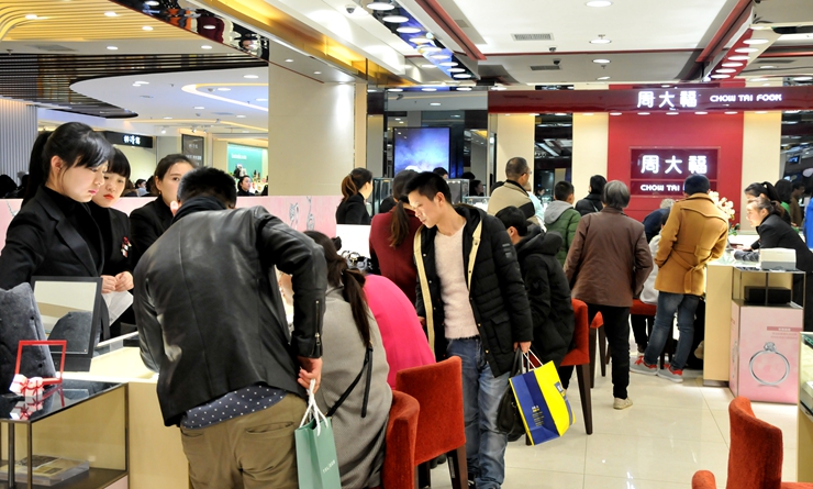 華億國際商場柜臺前人氣興旺