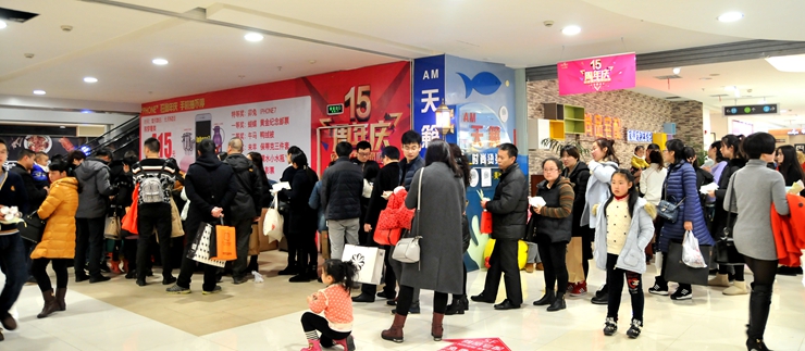 消費者排隊領取獎品