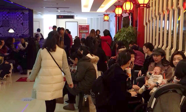 華億美食新天地食客等候就餐